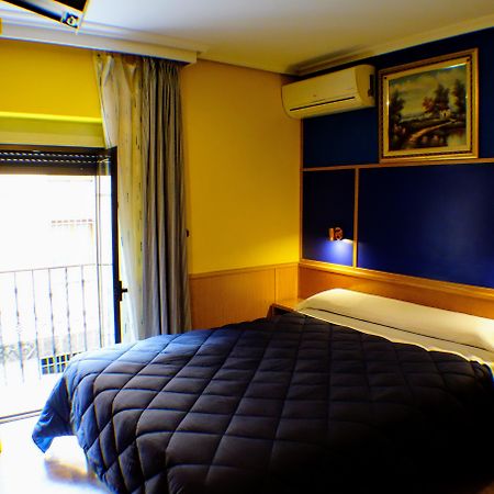 Tripolis Toledo Hotel Bagian luar foto
