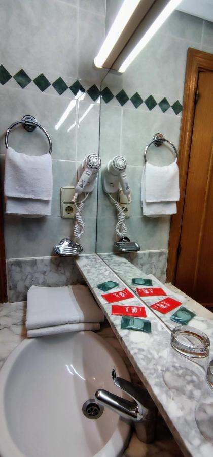 Tripolis Toledo Hotel Bagian luar foto