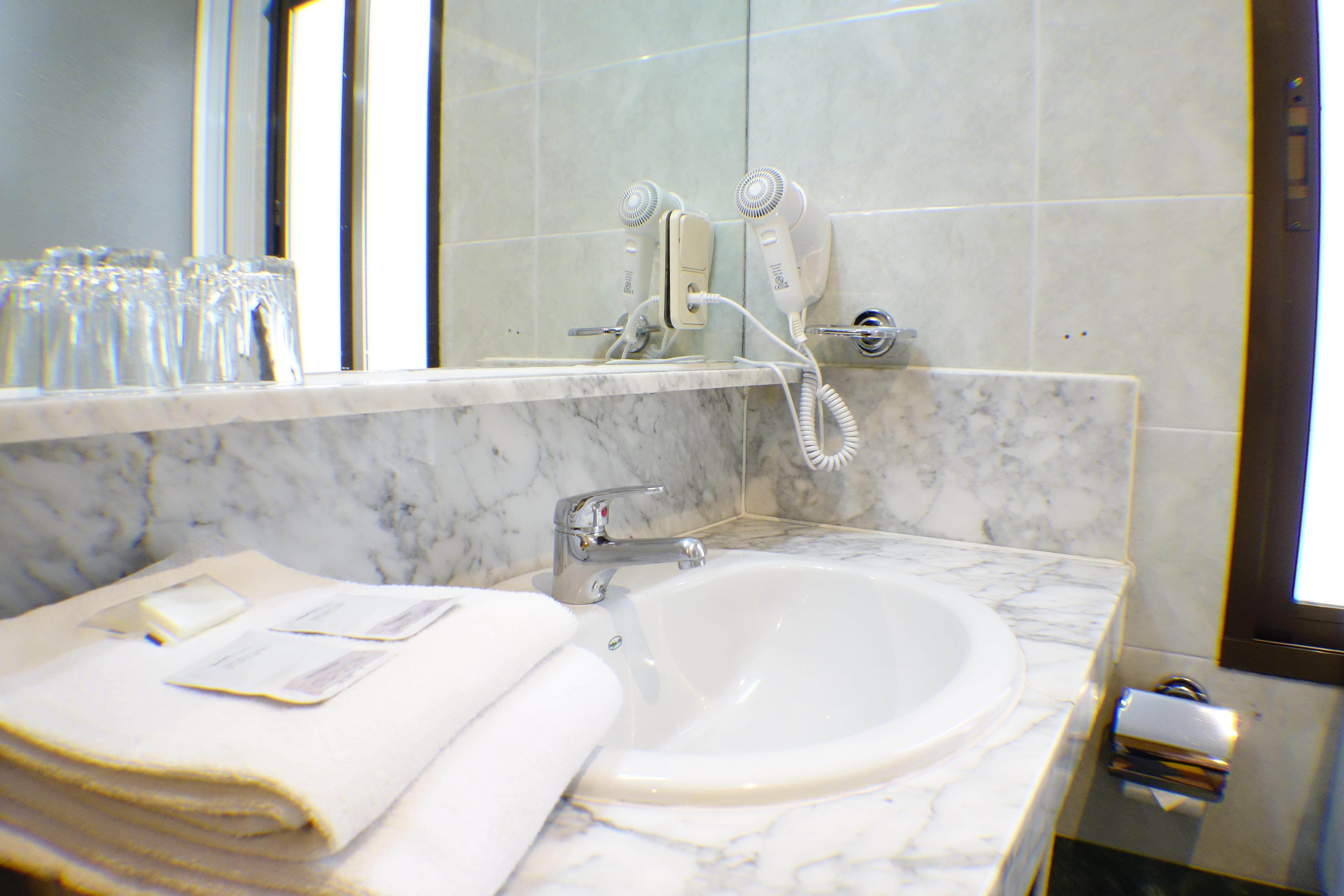 Tripolis Toledo Hotel Bagian luar foto