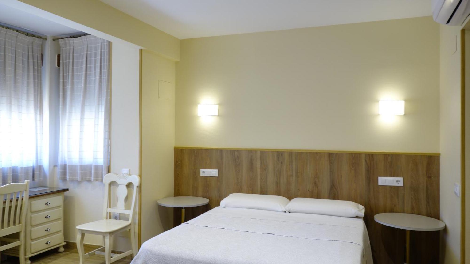 Tripolis Toledo Hotel Bagian luar foto