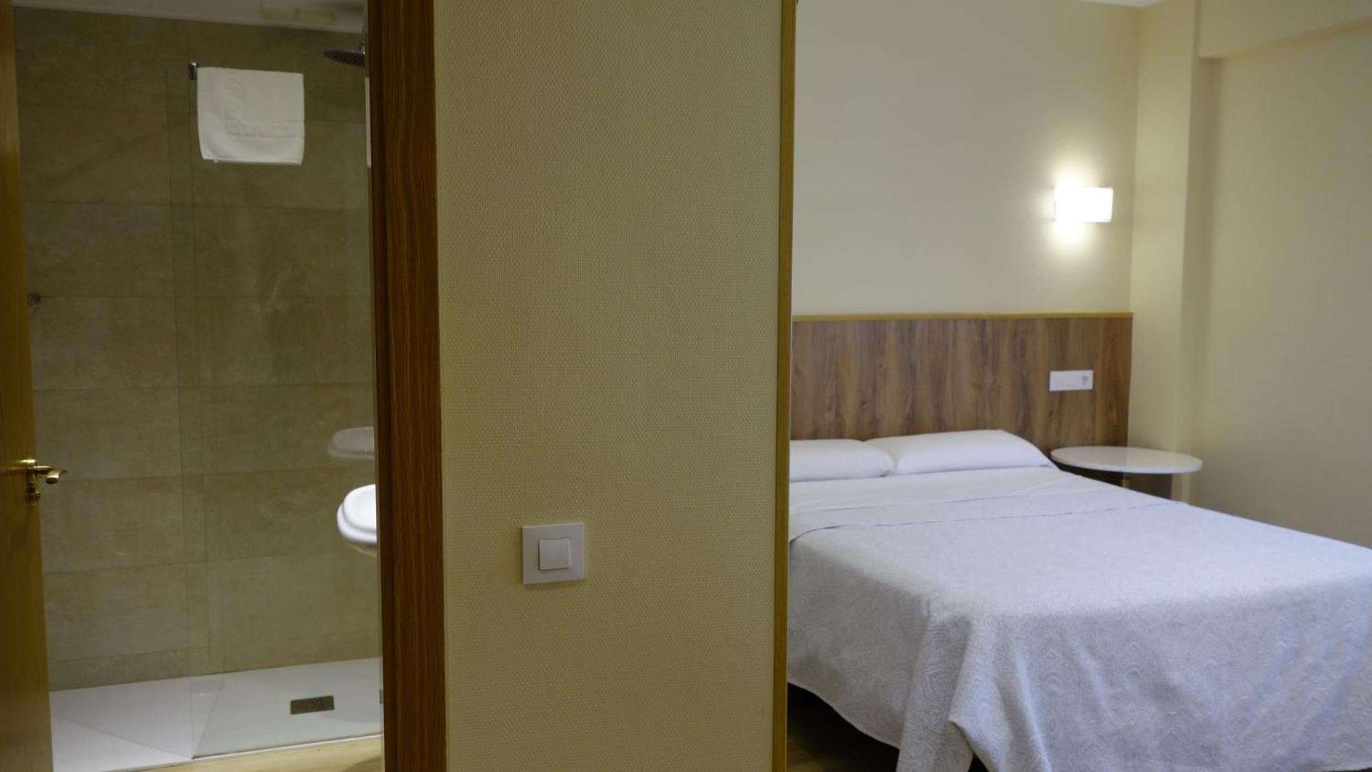Tripolis Toledo Hotel Bagian luar foto