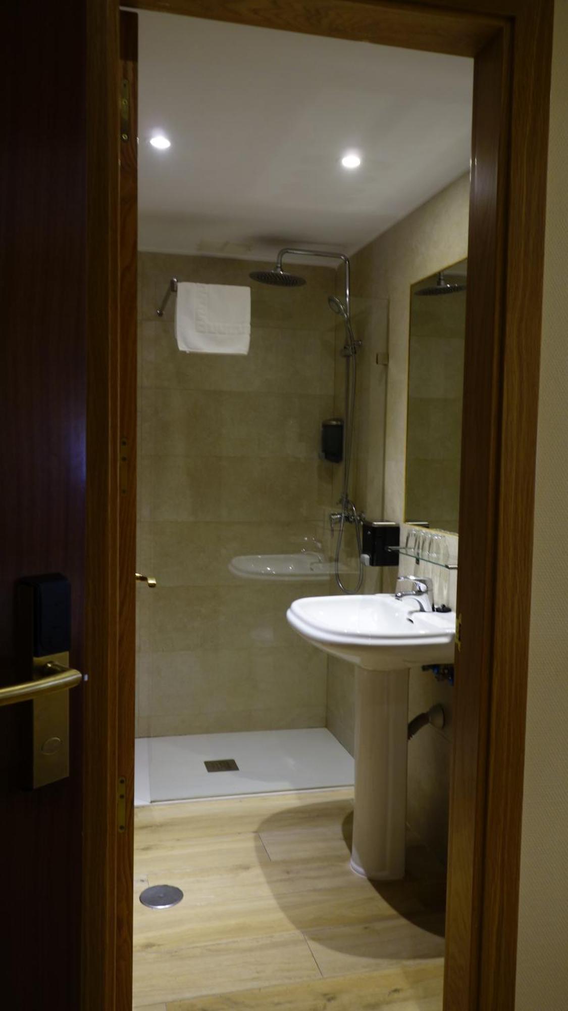 Tripolis Toledo Hotel Bagian luar foto