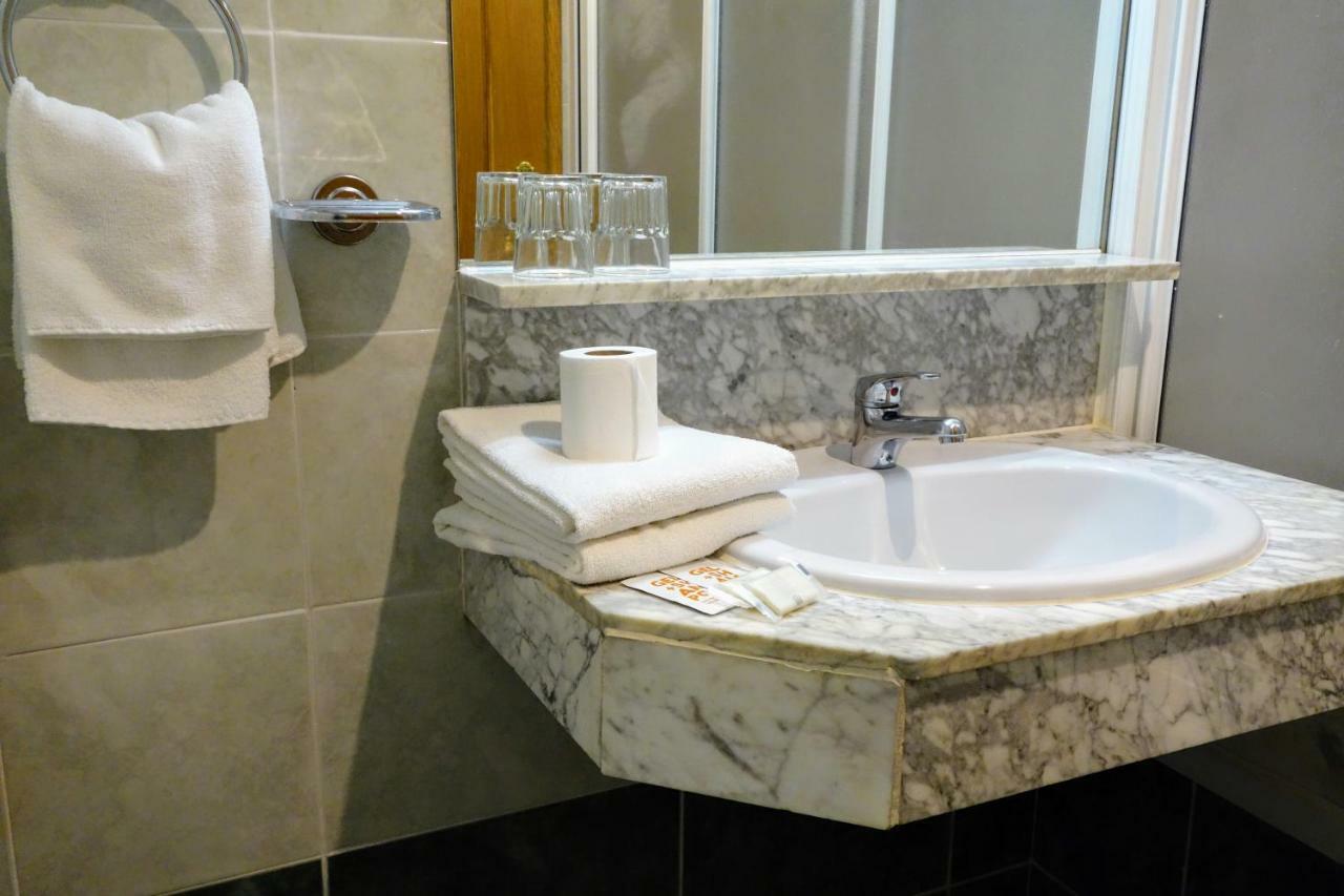 Tripolis Toledo Hotel Bagian luar foto